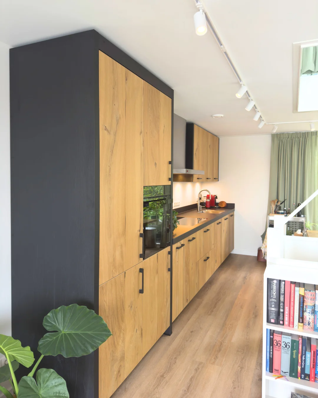 Maatwerk keuken in eikenhout en mat zwart