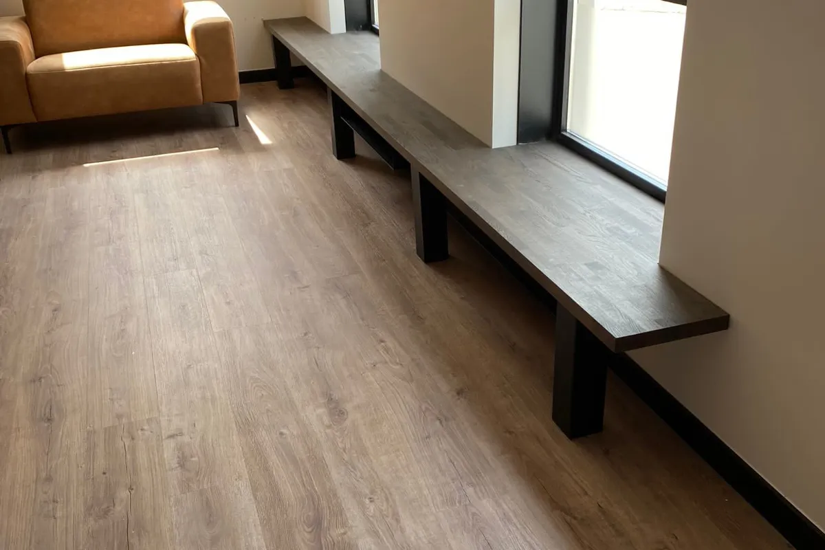 Nieuwe houten vloer met zwevende vensterbank