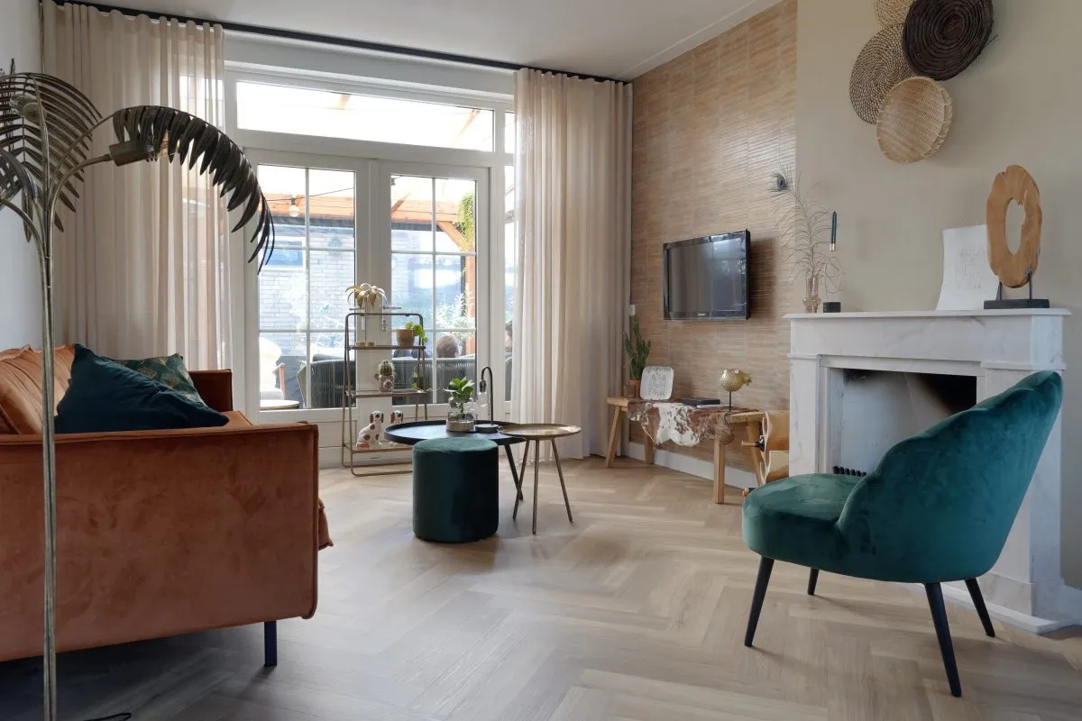 Gerenoveerde woonkamer met visgraat vloer en haard